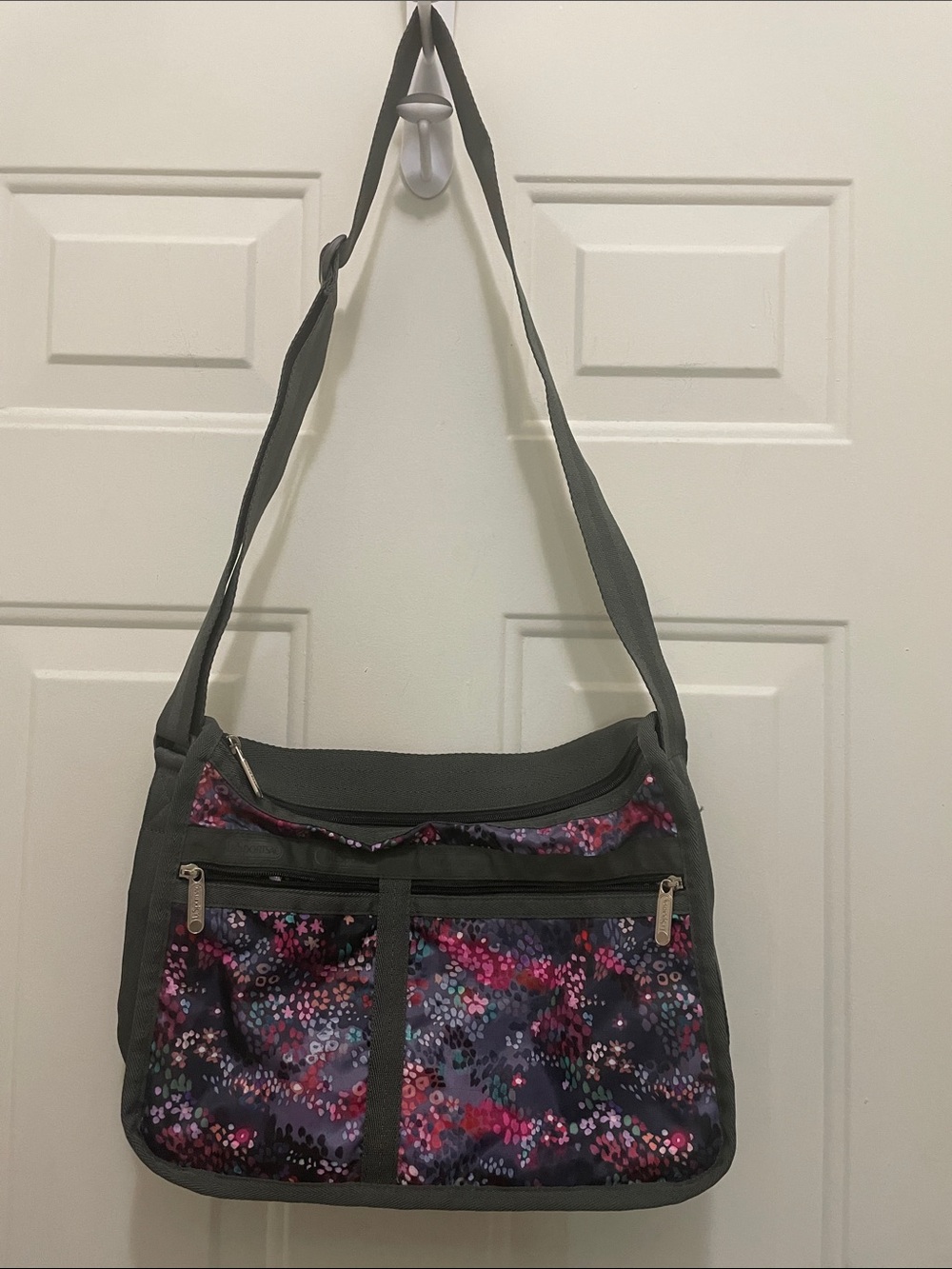 LE SPORT SAC:Gray Floral-Accent Shoulder Bag with Multiple Front/Back Pockets